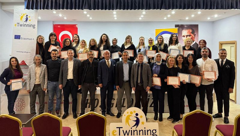 KEMER’DE E-TWINNING KALİTE ÖDÜLÜ ALAN ÖĞRETMENLERE SERTİFİKALARI TAKDİM EDİLDİ