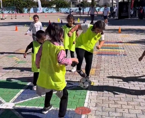 İLKOKULLARDA SPOR ŞENLİKLERİYLE ÇOCUKLAR SPORA İLK ADIMLARINI ATIYOR