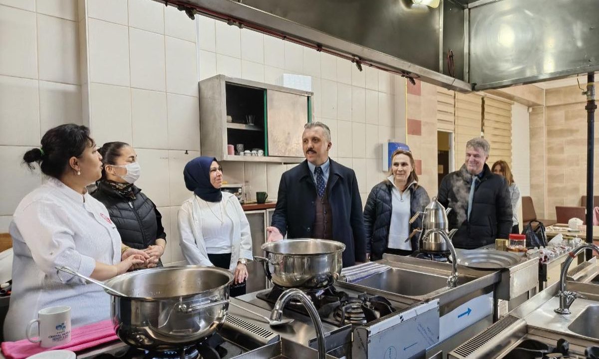 KAYMAKAM SOLMAZ’DAN HALK EĞİTİMİ MERKEZİ’NE ZİYARET