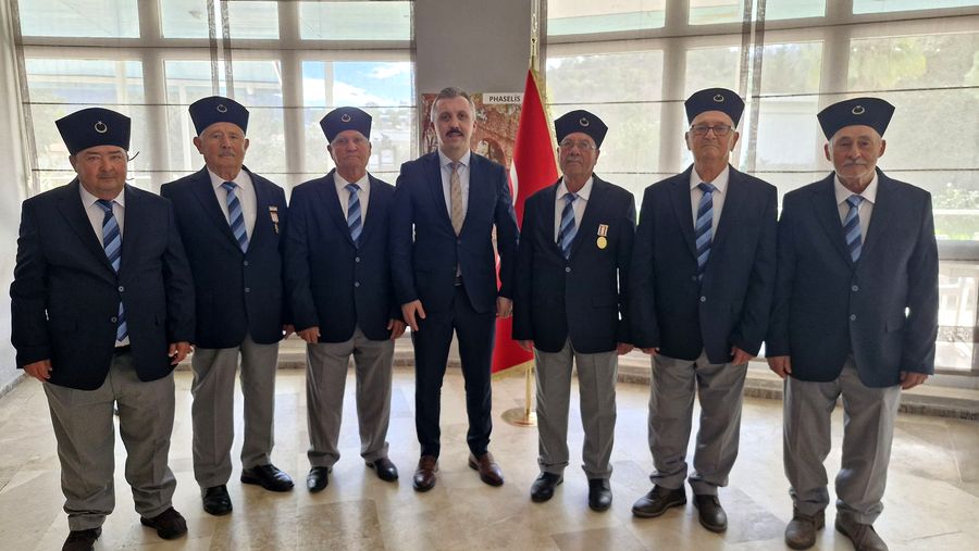 KEMER’DE GAZİLERE VEFA: GENÇLERDEN ANLAMLI HEDİYE