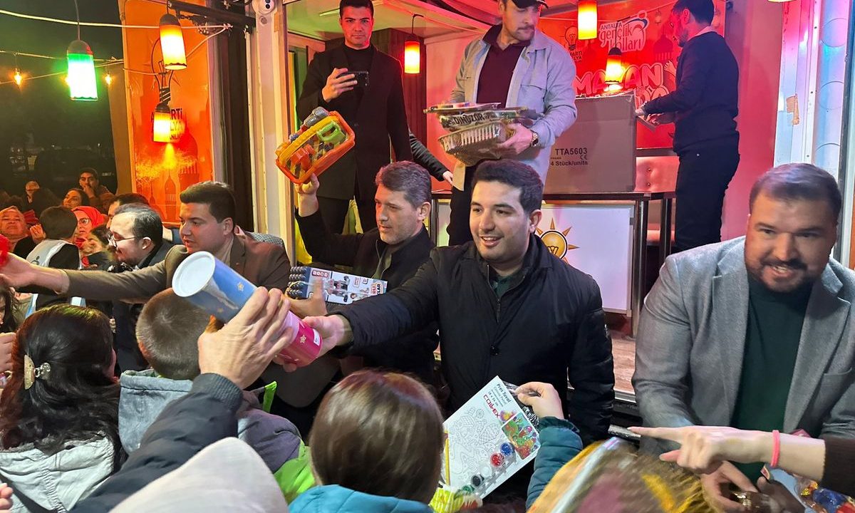 OYUNCAKLAR, İKRAMLAR VE KAHKAHALAR: KEMER’DE ÇOCUKLAR İÇİN UNUTULMAZ RAMAZAN GECESİ!