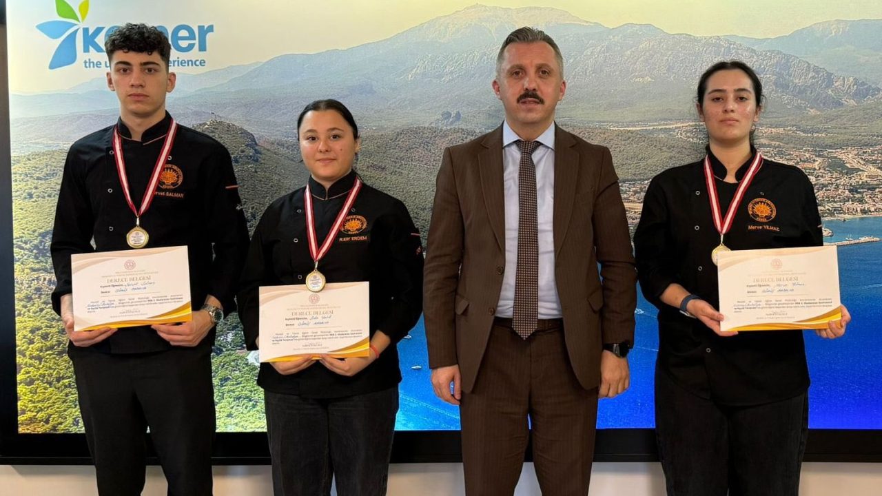 KEMER’İN GENÇ ŞEFLERİNDEN GÜMÜŞ MADALYA: ANNE REÇETELERİ ÖDÜL GETİRDİ!