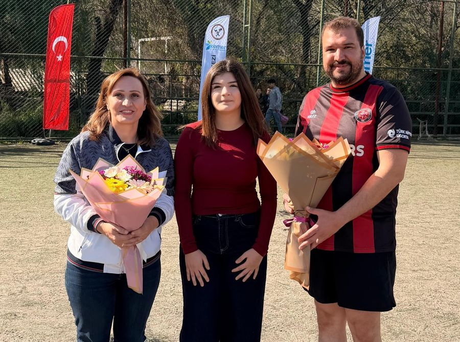 BAŞKAN GAZİOĞLU FORMAYI GİYDİ, “BABALAR VE OĞULLAR” İLE SAHADA BULUŞTU