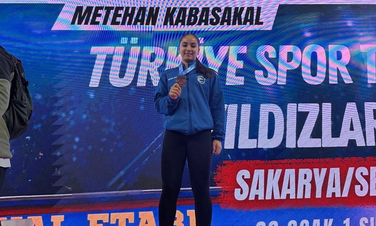 KEMER’İN GURURU ECEM NAZ: KARATE TÜRKİYE ŞAMPİYONASI’NDA KÜRSÜYE ÇIKTI!