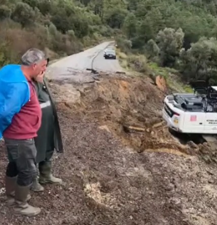 SAĞANAK VURDU: ÇIRALI YOLUNDA ÇÖKME!