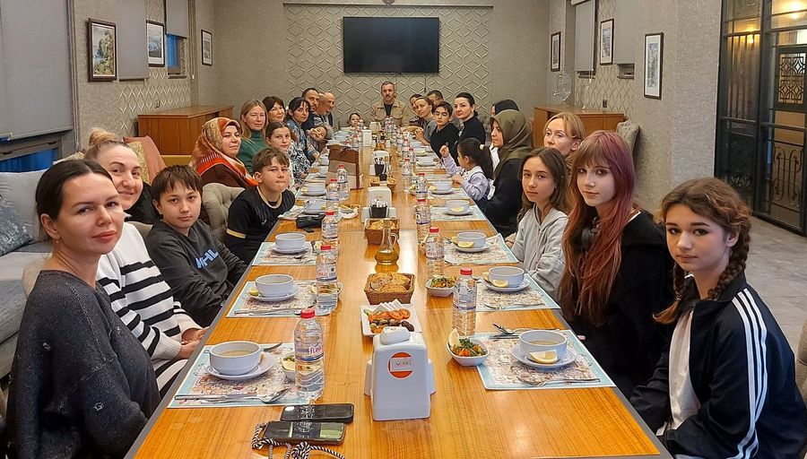 KEMER’DE YERLEŞİK YABANCILAR VE İHTİDA EDENLER İFTARDA BİR ARAYA GELDİ