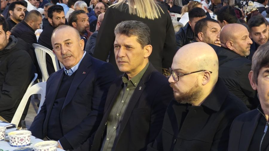 KEMER’DE DEV GÖNÜL SOFRASI: CUMHURİYET MEYDANI’NDA BİNLERCE KİŞİ İFTARDA BULUŞTU