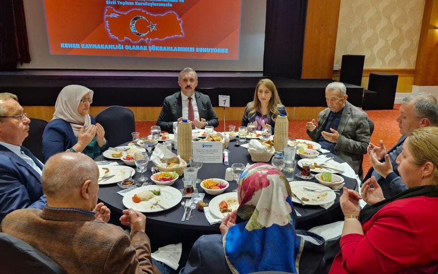 KEMER’DE ‘BÜYÜK AİLE SOFRASI’ GÖNÜLLERİ BİRLEŞTİRDİ