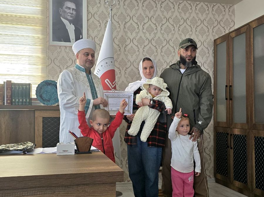 KEMER’DE UKRAYNALI KADIN MÜSLÜMAN OLDU