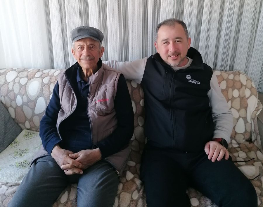 SEMİH ÖZDEMİR’DEN ANLAMLI VEFA: İLKOKUL ÖĞRETMENİNİ ZİYARET ETTİ