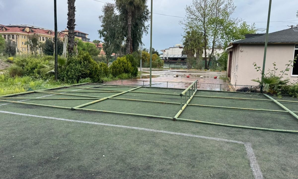 AK PARTİ KEMER’DEN SERT TEPKİ: “SAHAYI YIKMAK HİZMET DEĞİL, BECERİKSİZLİKTİR!”