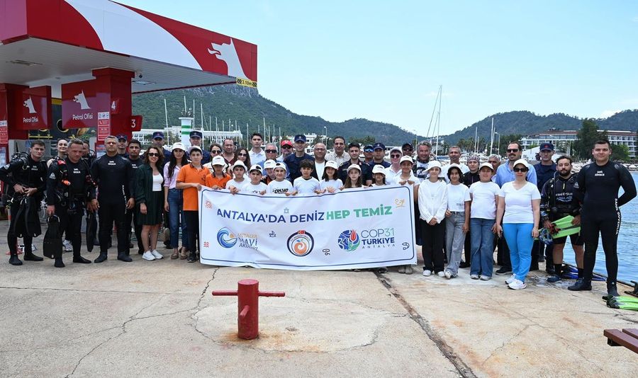 KEMER’DE ANLAMLI ETKİNLİK: “ANTALYA’DA DENİZ HEP TEMİZ” DİYEREK DENİZ DİBİNİ TEMİZLEDİLER!
