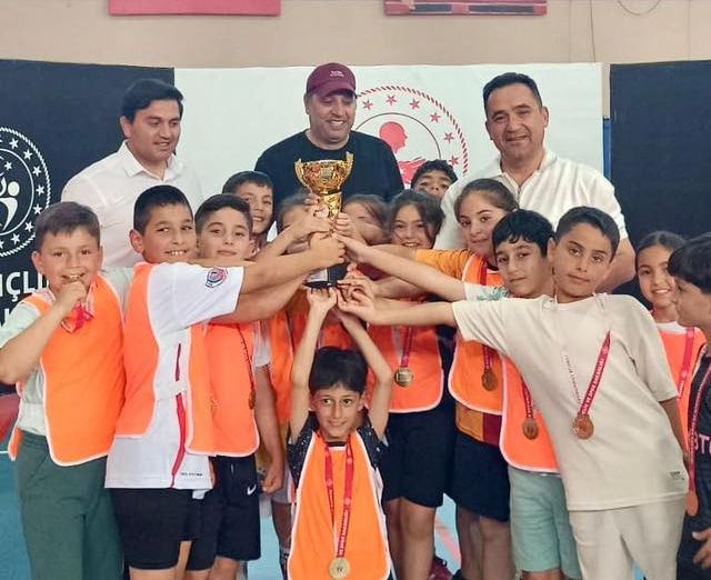 KEMER’DE ÇOCUKLARIN “MENDİL KAPMACA” HEYECANI: HEM GELENEKSEL OYUNLAR YAŞATILDI HEM TAKIM RUHU PEKİŞTİ!