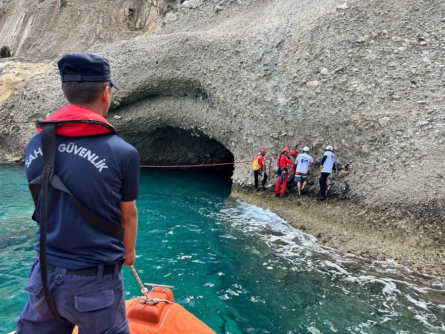 MAVİ VATANDA KORUMA ALARMI: KEMER’DE AKDENİZ FOKLARININ ÜREME MAĞARASI KORUMA ALTINA ALINDI!