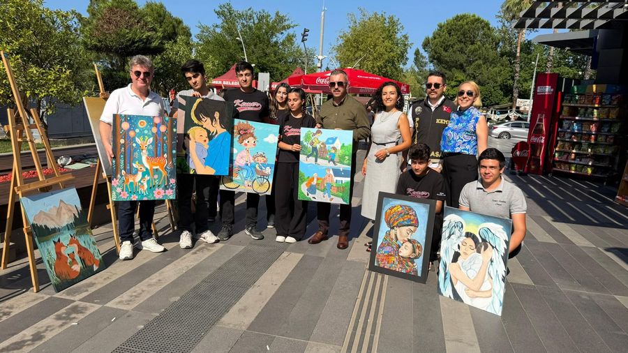 KEMER LİMAN CADDESİ’NDE GÖRSEL ŞÖLEN: LİSELİ GENÇLERİN ESERLERİ “SANATA AÇILAN SOKAKLAR”DA BULUŞTU!