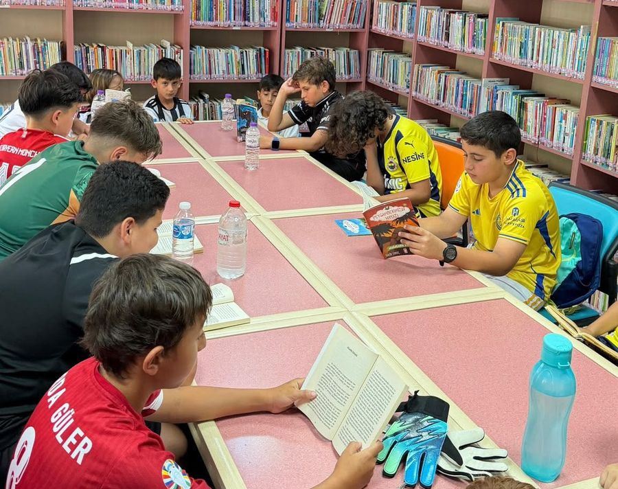 KEMER’DE GELECEĞİN YILDIZLARI SAHADAN KÜTÜPHANEYE KOŞTU: HEM SPOR HEM KİTAP!