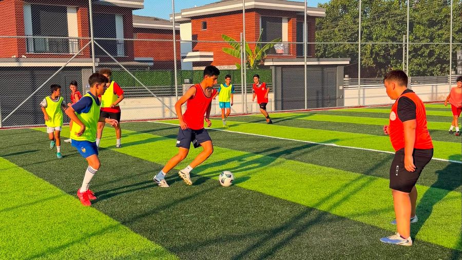 KEMER’DE “SPOR KÜLTÜRÜN, YETENEĞİN GELECEĞİN OLSUN” PROJESİ İLE GELECEĞİN FUTBOLCULARI YETİŞİYOR