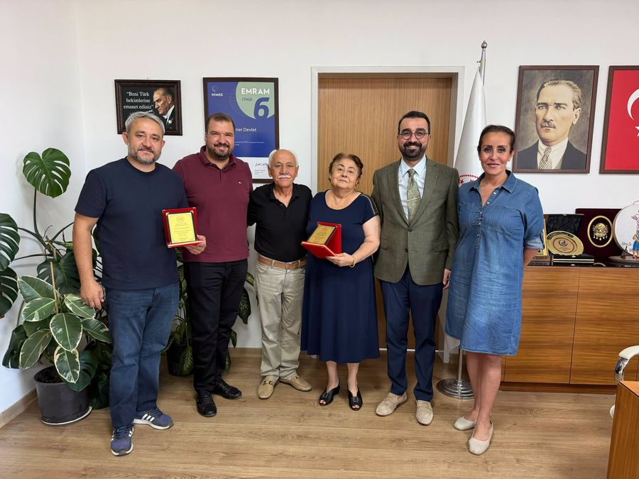 KEMER DEVLET HASTANESİ GÖZ POLİKLİNİĞİ’NE ANLAMLI BAĞIŞ: MİNTA AİLESİNE TEŞEKKÜR PLAKETİ